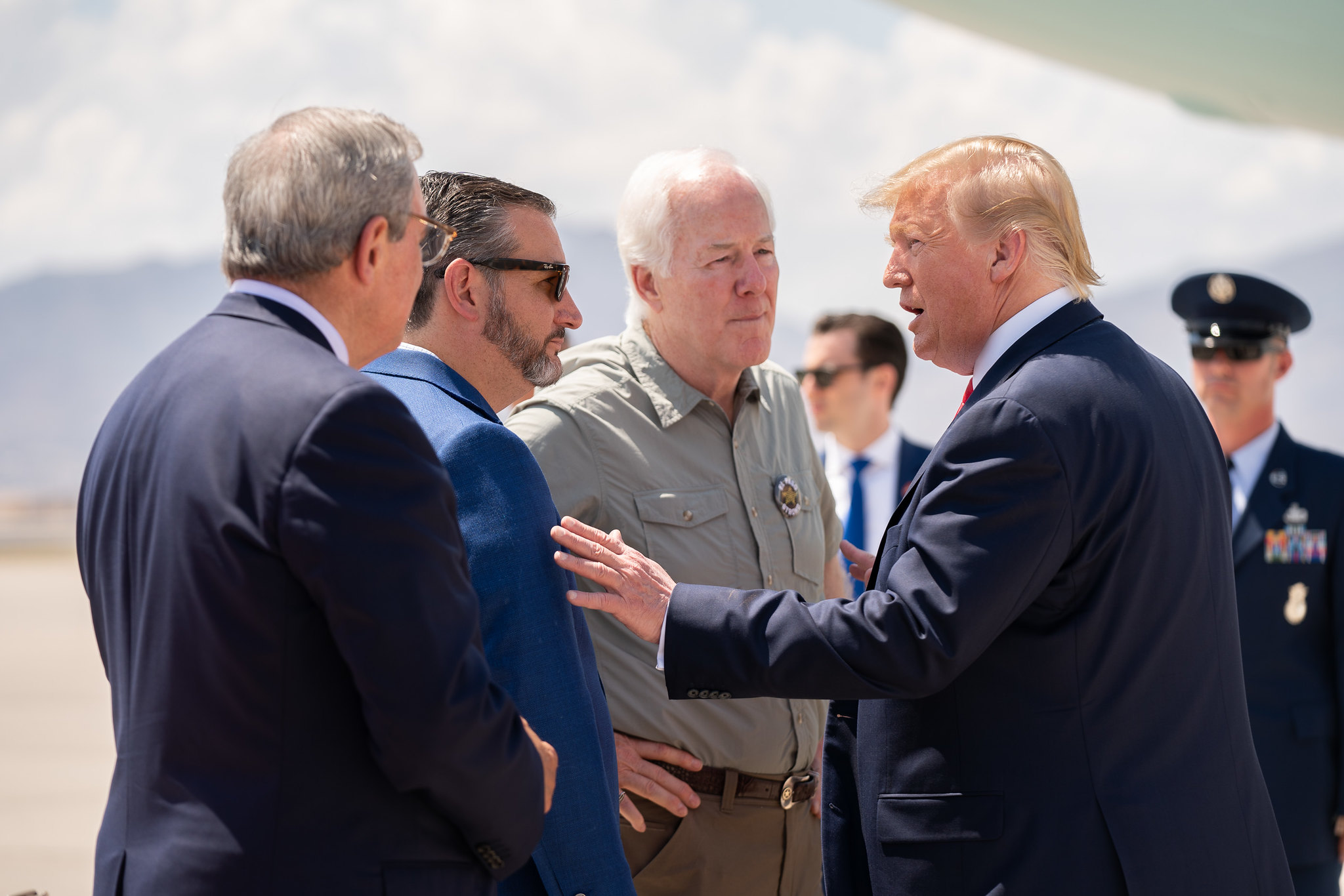 Gov. Greg Abbott, Sen. Ted Cruz, and other Texas officials greet President Trump at the El Paso Airport. Official WH photo.