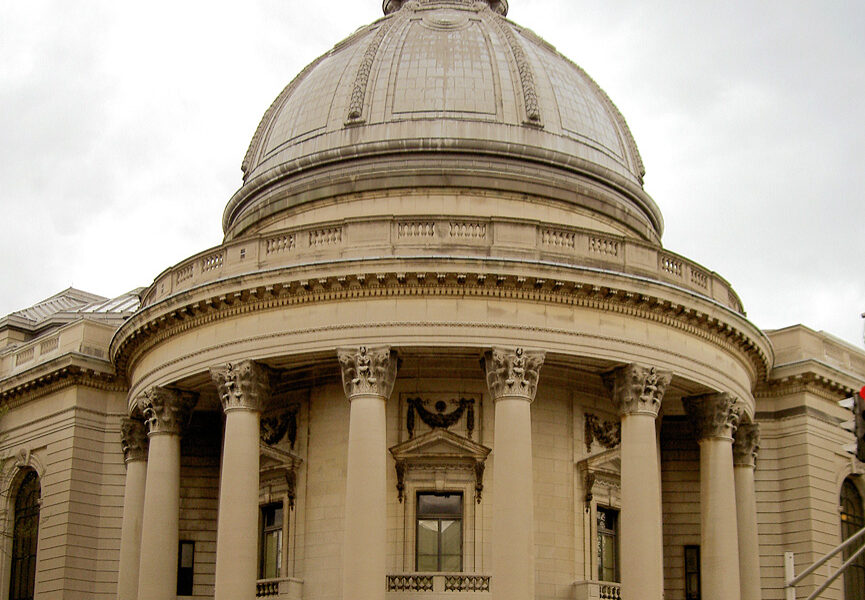 Yale Bicentennial Rotunda, at the corner of College Street, Grove Street, and Prospect Avenue, with Woolsey Hall to the right.