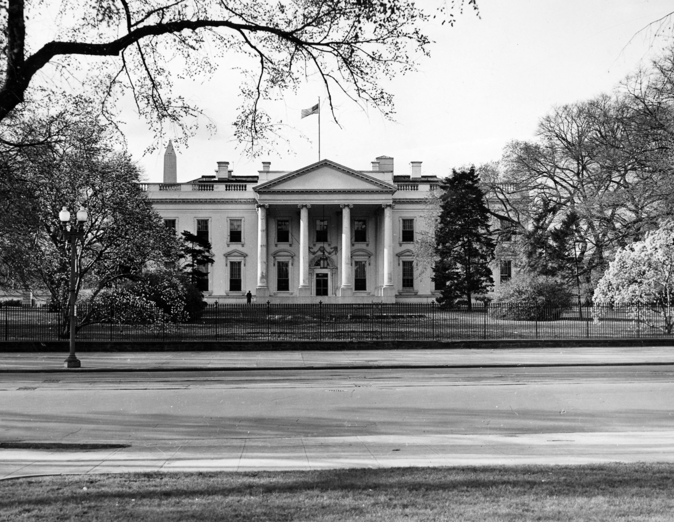 White House in front of the old and passable Pennsylvania Avenue