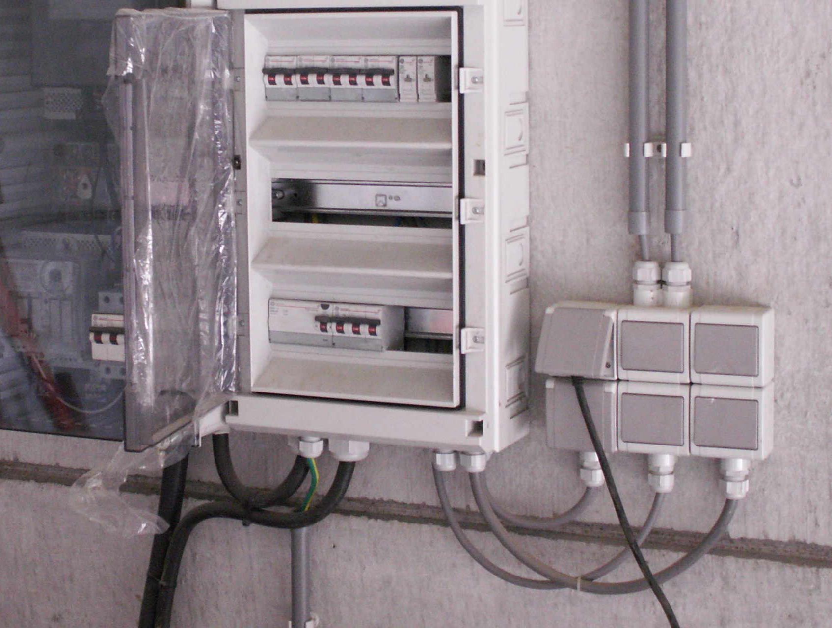 A distribution setup for distributing electricity throughout a building