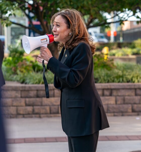 Kamala Harris visit Howard University and shouts through a bullhorn