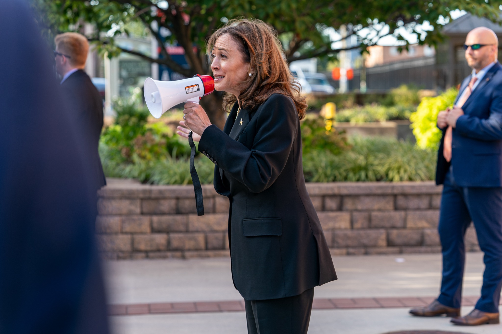 Kamala Harris visit Howard University and shouts through a bullhorn