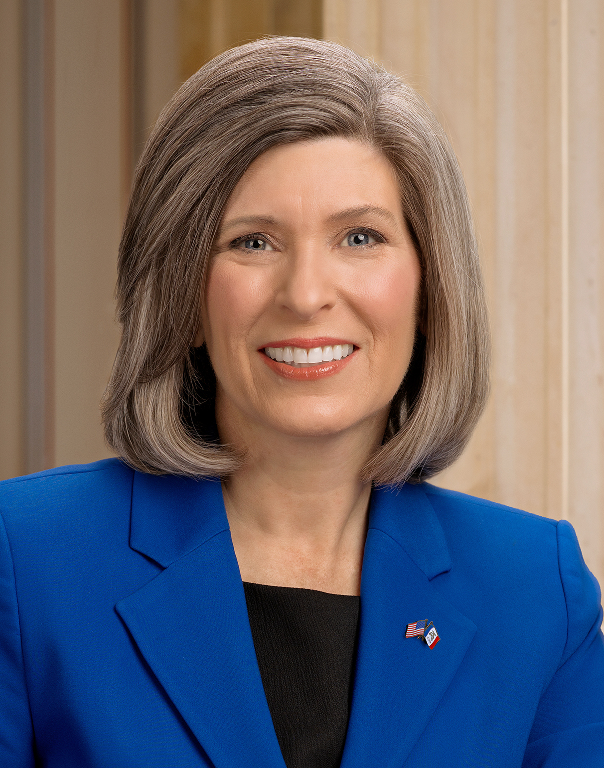 Senator Joni Ernst (R-Iowa) official portrait