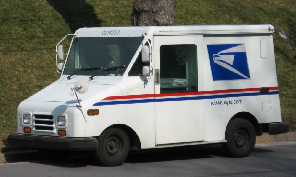 Mail delivery truck for last-mile delivery