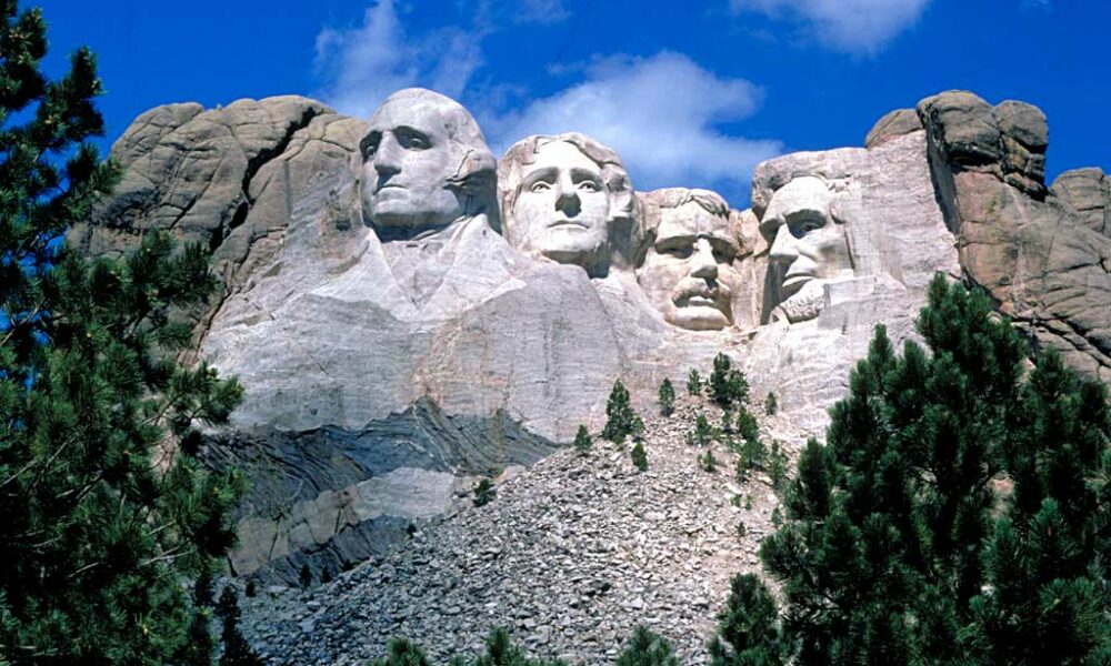 Mount Rushmore showing Presidents Washington, Jefferson, T. Roosevelt, and Lincoln (left to right)