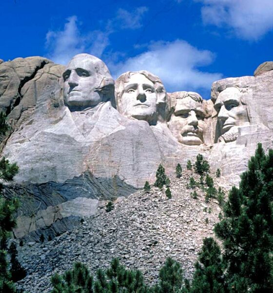Mount Rushmore showing Presidents Washington, Jefferson, T. Roosevelt, and Lincoln (left to right)