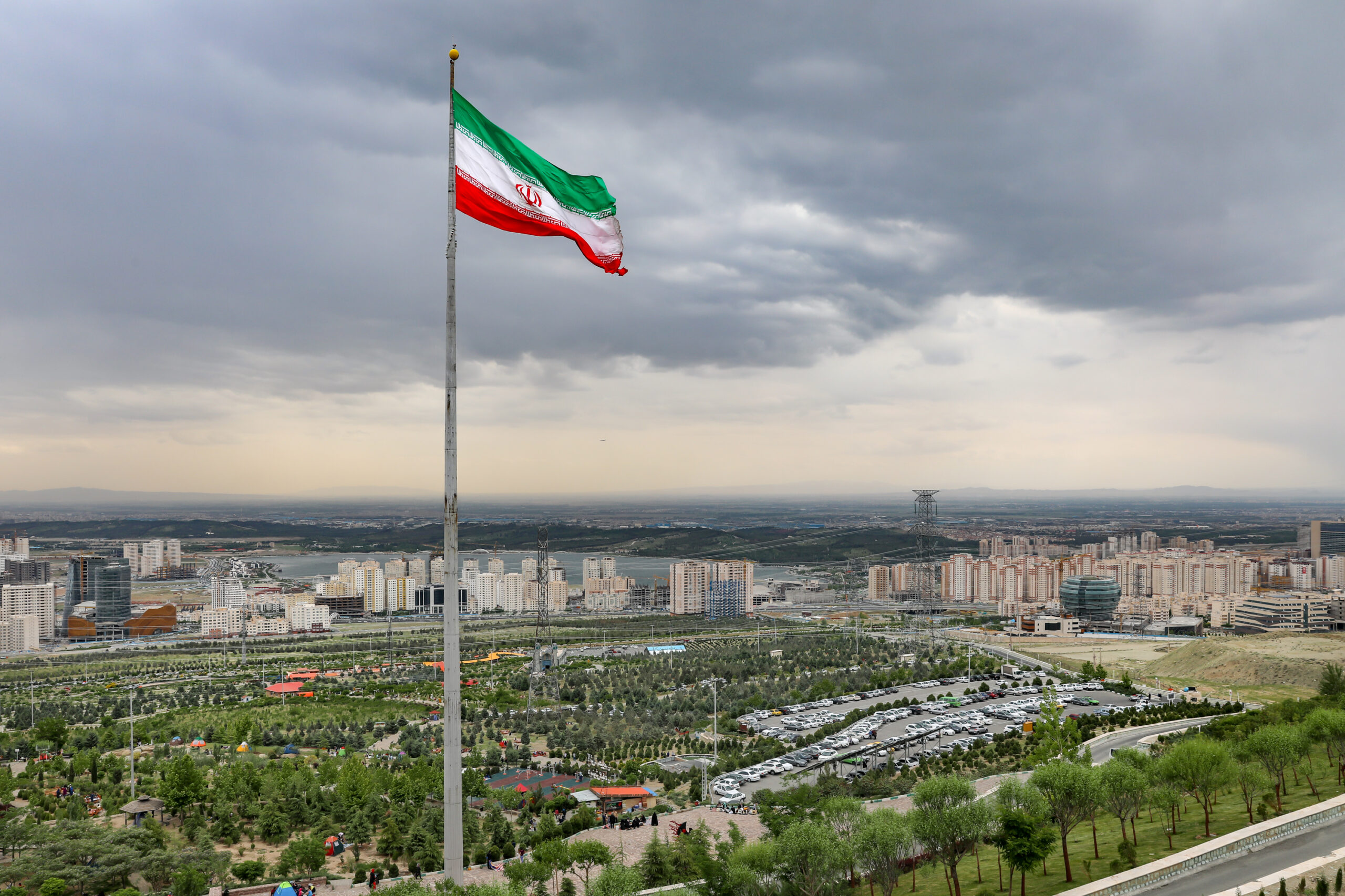 Tehran Waterfall Park and a new Tehran district by User Ninara on Flickr