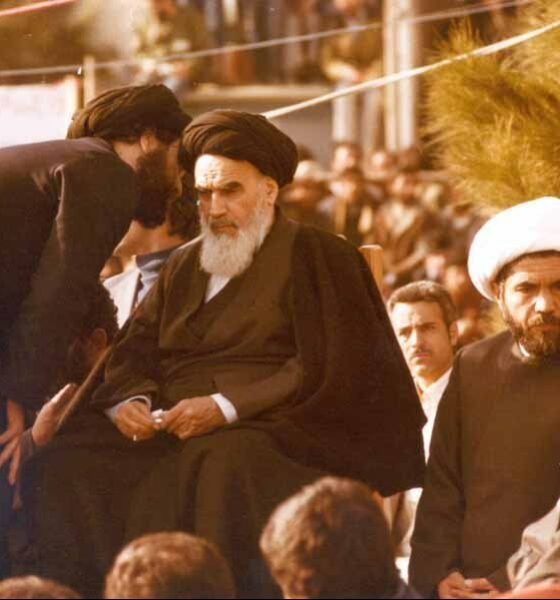 Ayatollah Mofatteh and Ayatolla Khomeini have a private chat